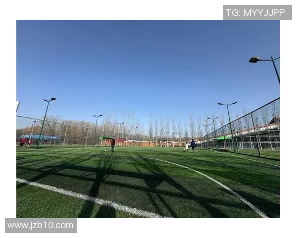 智能折叠足球灯让你的夜间训练更安全更便捷，照亮每一个进球瞬间